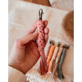 Makramee Schlüsselanhänger gedreht sage