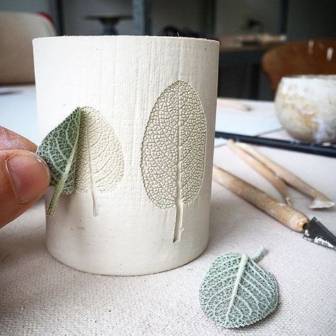 Basteltipp Keramik gestalten mit Naturmaterial