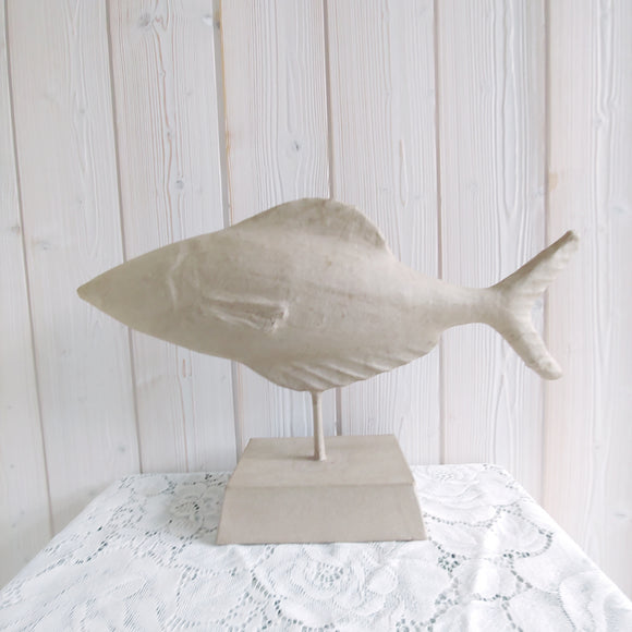 Fisch Figur aus Pappmache auf Standfuss natur braun