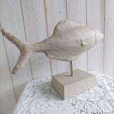 Fisch Figur aus Pappmache auf Standfuss natur braun