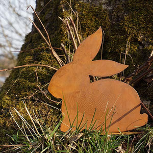 HASE hockend auf Platte Rost Gartendeko Ostern