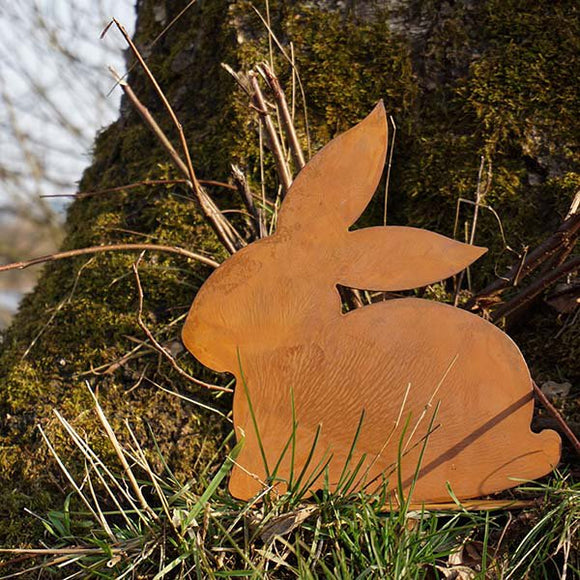 HASE hockend auf Platte Rost Gartendeko Ostern