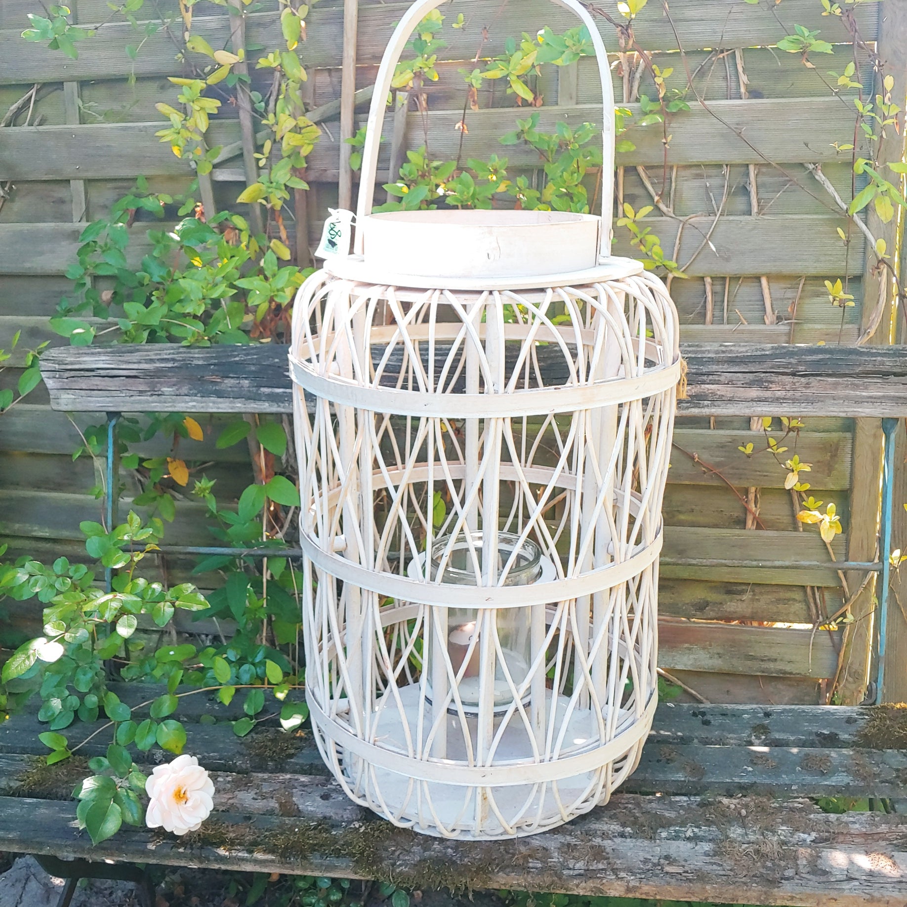 Laterne gross weiss Holz Geflecht Muster mit Glaswindlicht